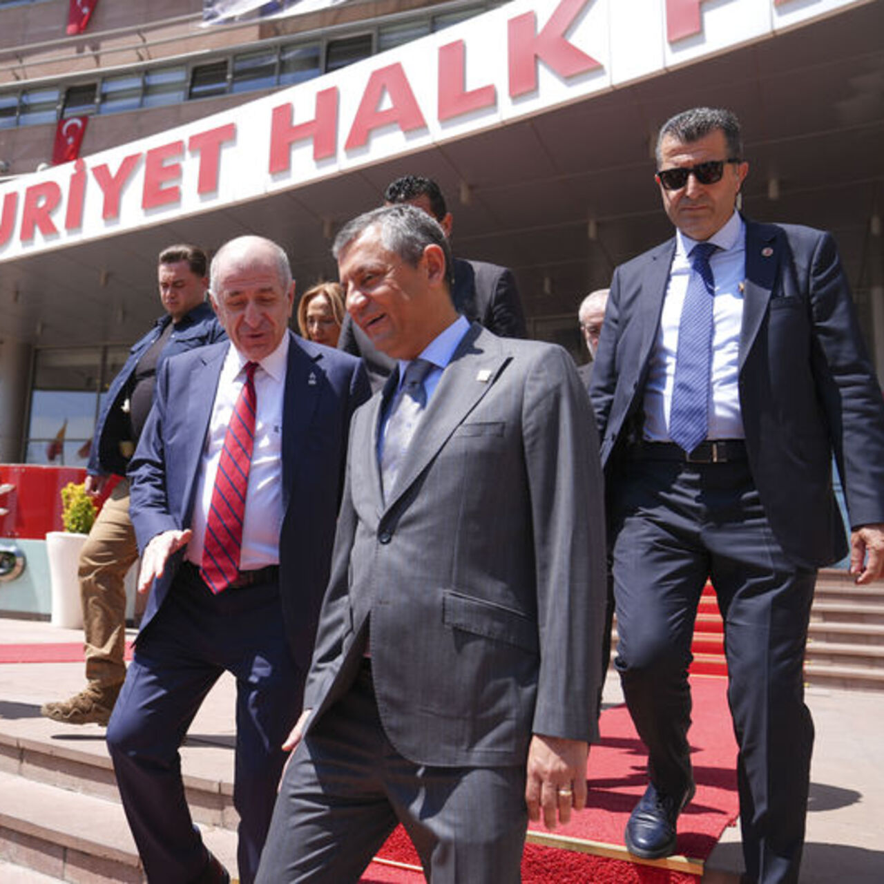 CHP lideri Özel, Özdağ ile görüştü