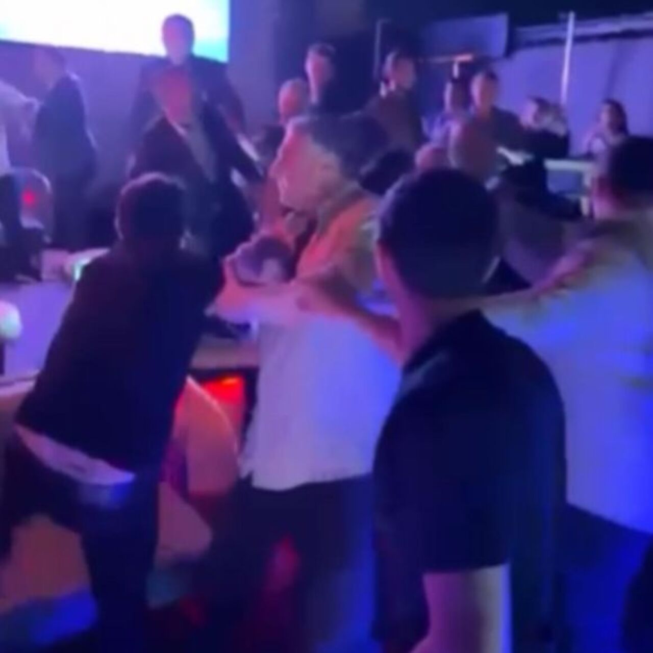 Önce şampanya sonra silahlar patladı!