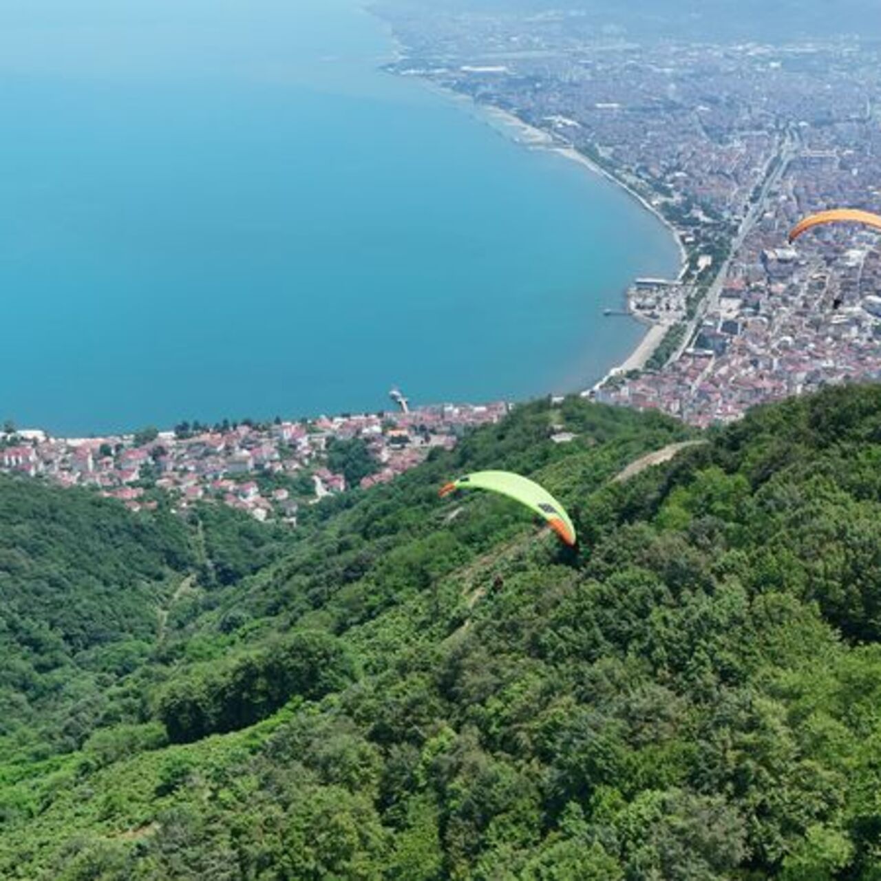 Mavi ve yeşilin buluştuğu Ordu’da, yamaç paraşütü