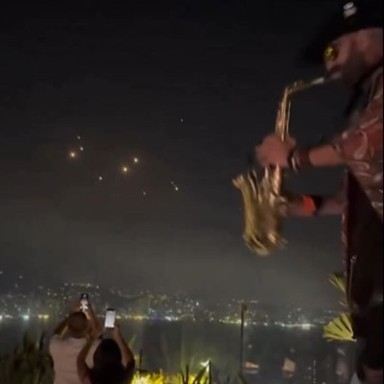 Lübnan’daki eğlencede, İsrail’e fırlatılan füzeler görüldü