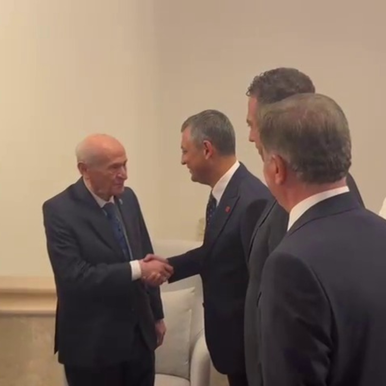 Özel ile Bahçeli tokalaştı