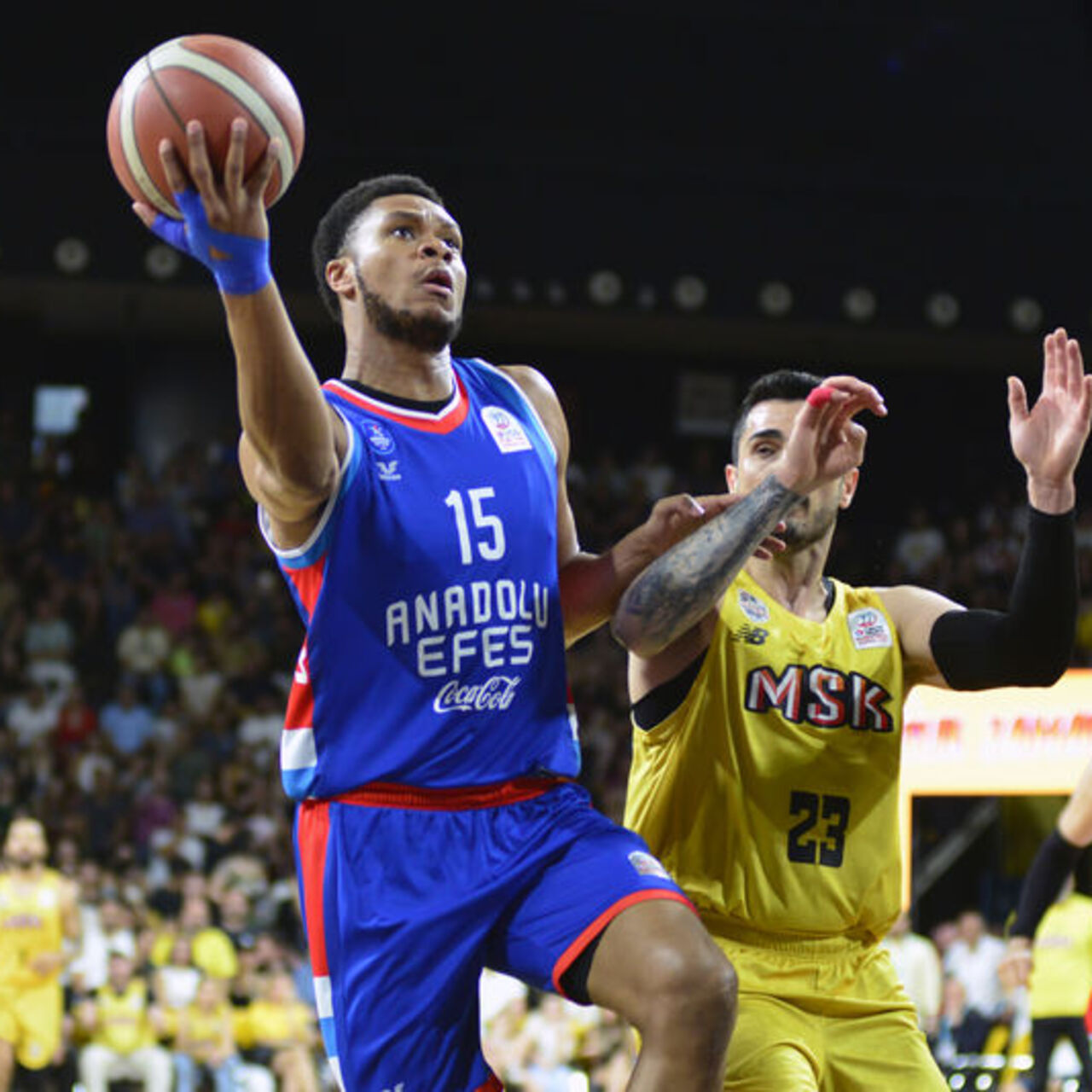 Anadolu Efes, Mersin’de yarı finale yükseldi!