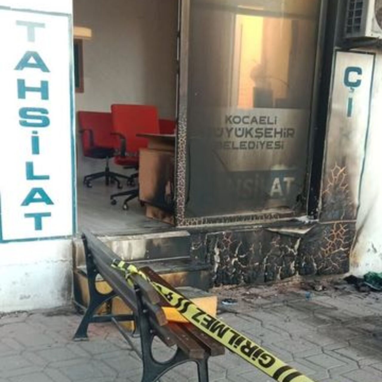 Belediyenin tahsilat ofisini yaktılar