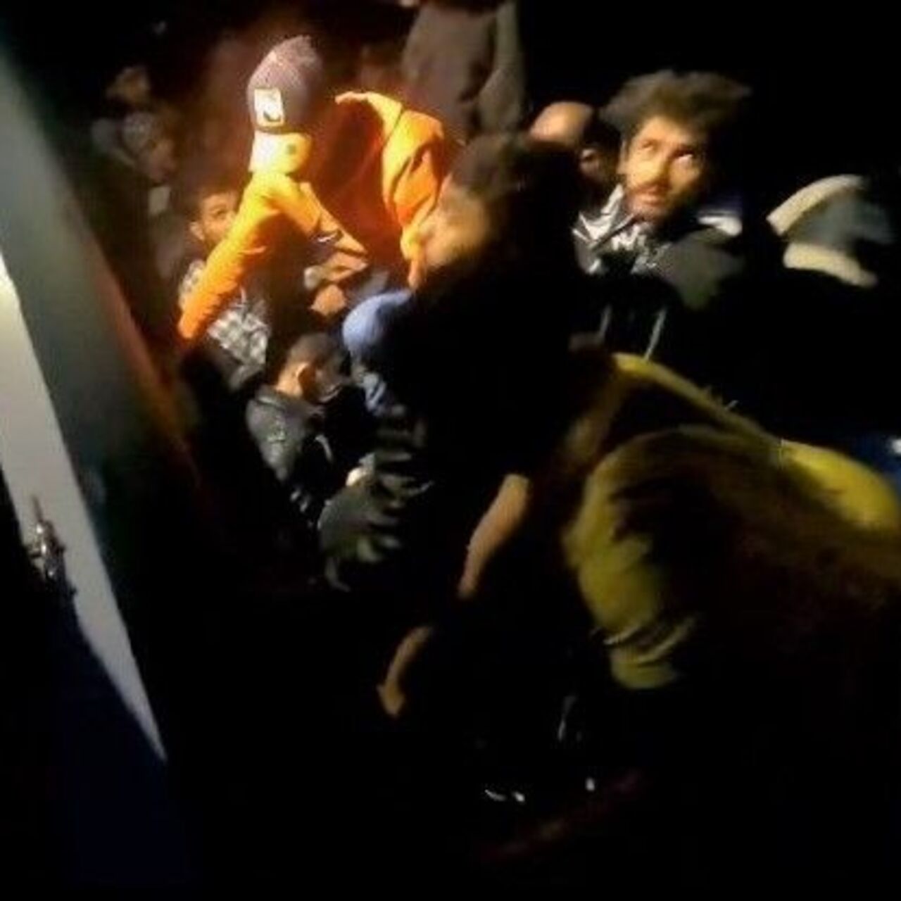 Çeşme açıklarında 23 düzensiz göçmen yakalandı