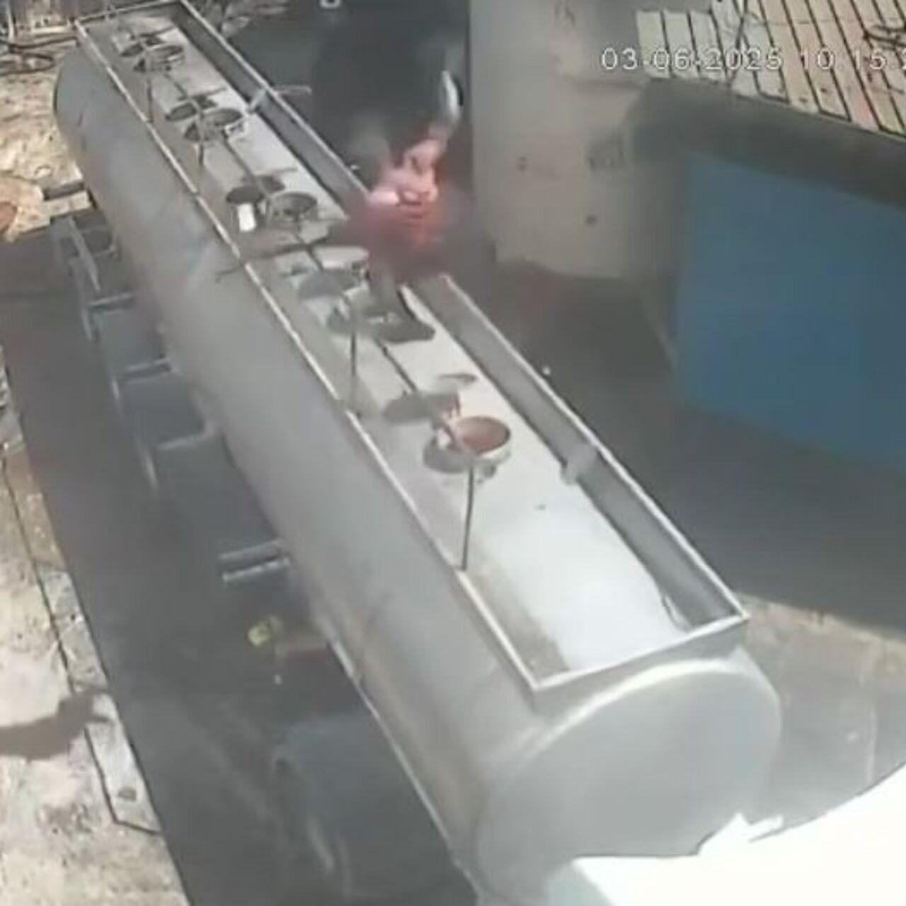 Dehşet! Ağzında sigarayla tankerin kapağını açtı!