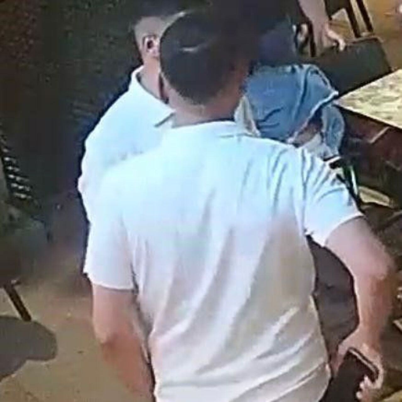 Müşteri çalışanın burnunu ısırıp kopardı!