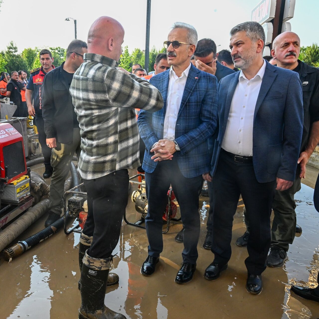 Bakan Uraloğlu, Trabzon’da sel bölgesinde incelemelerde bulundu