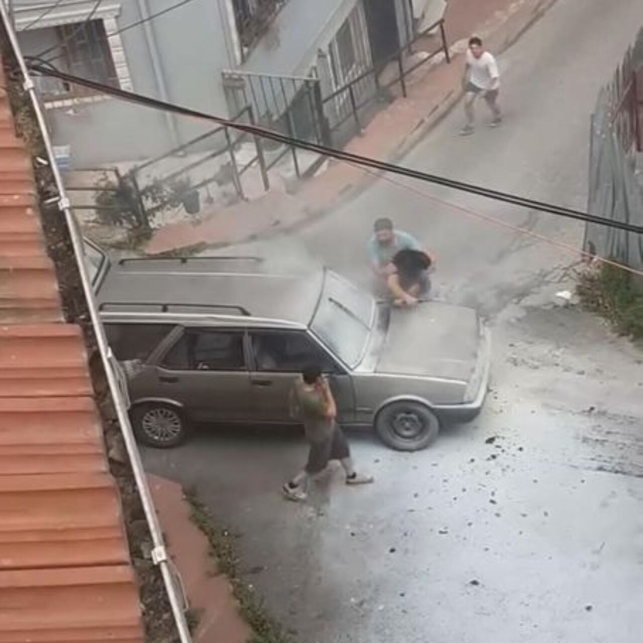 Aracına ‘neden yandın’ diye saldırdı