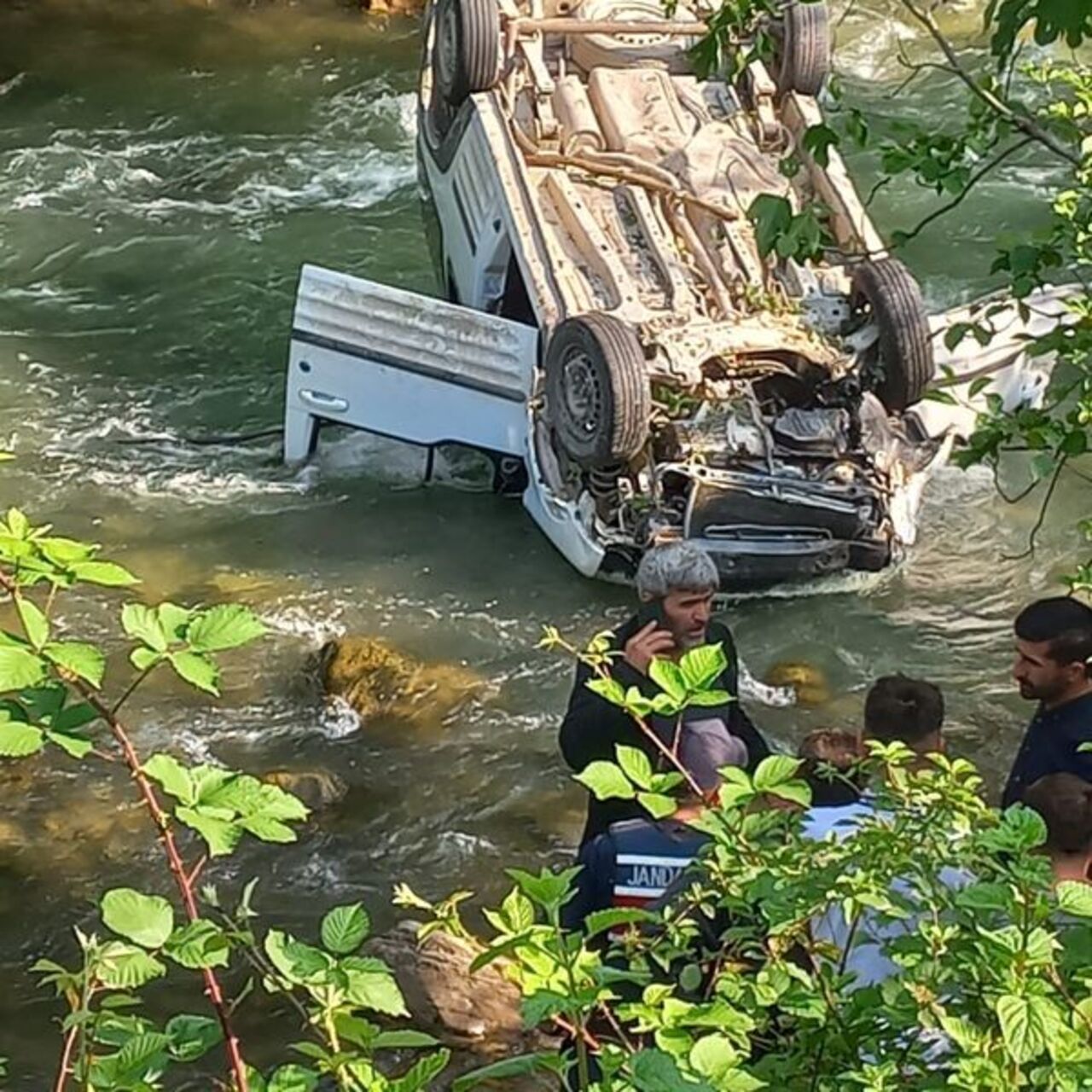 Trabzon’da araç dereye uçtu
