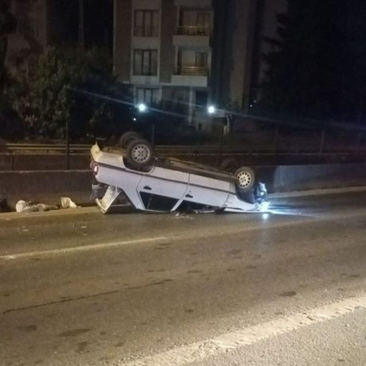 Kartal’da otomobil devrildi: 2 yaralı