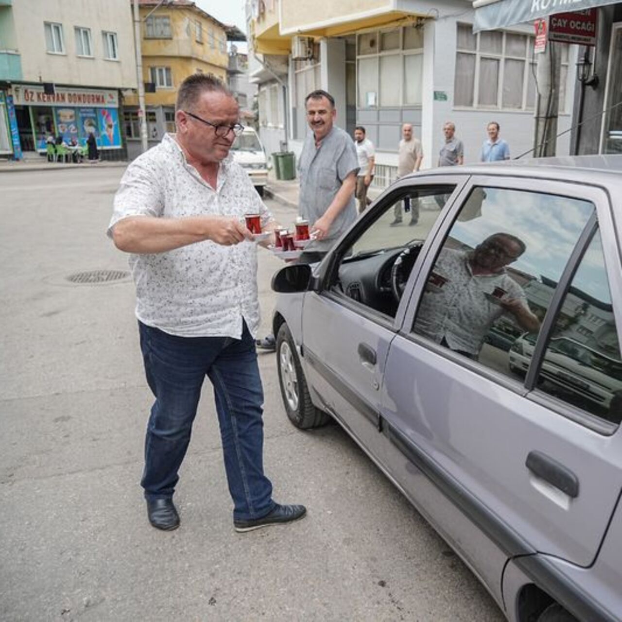 ‘Çay taşıma yöntemi’ şaşırttı! “Böyle daha pratik”