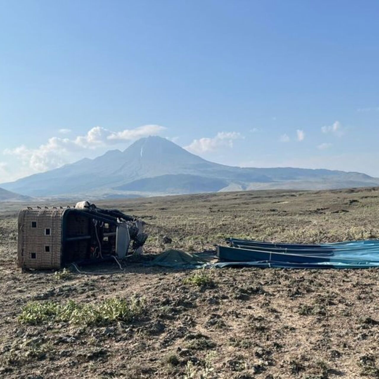 Ayakları ipe dolanan pilot, sepetten düştü!