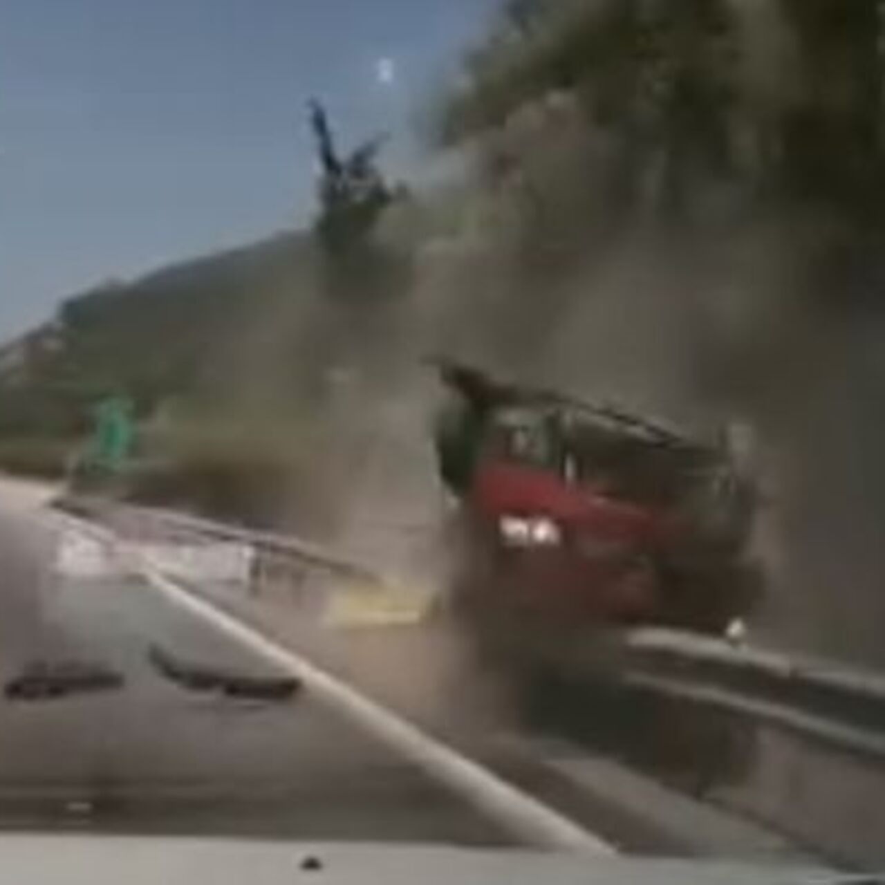 Arkadaki araç görüntüledi! Cip bariyerlere çıktı!