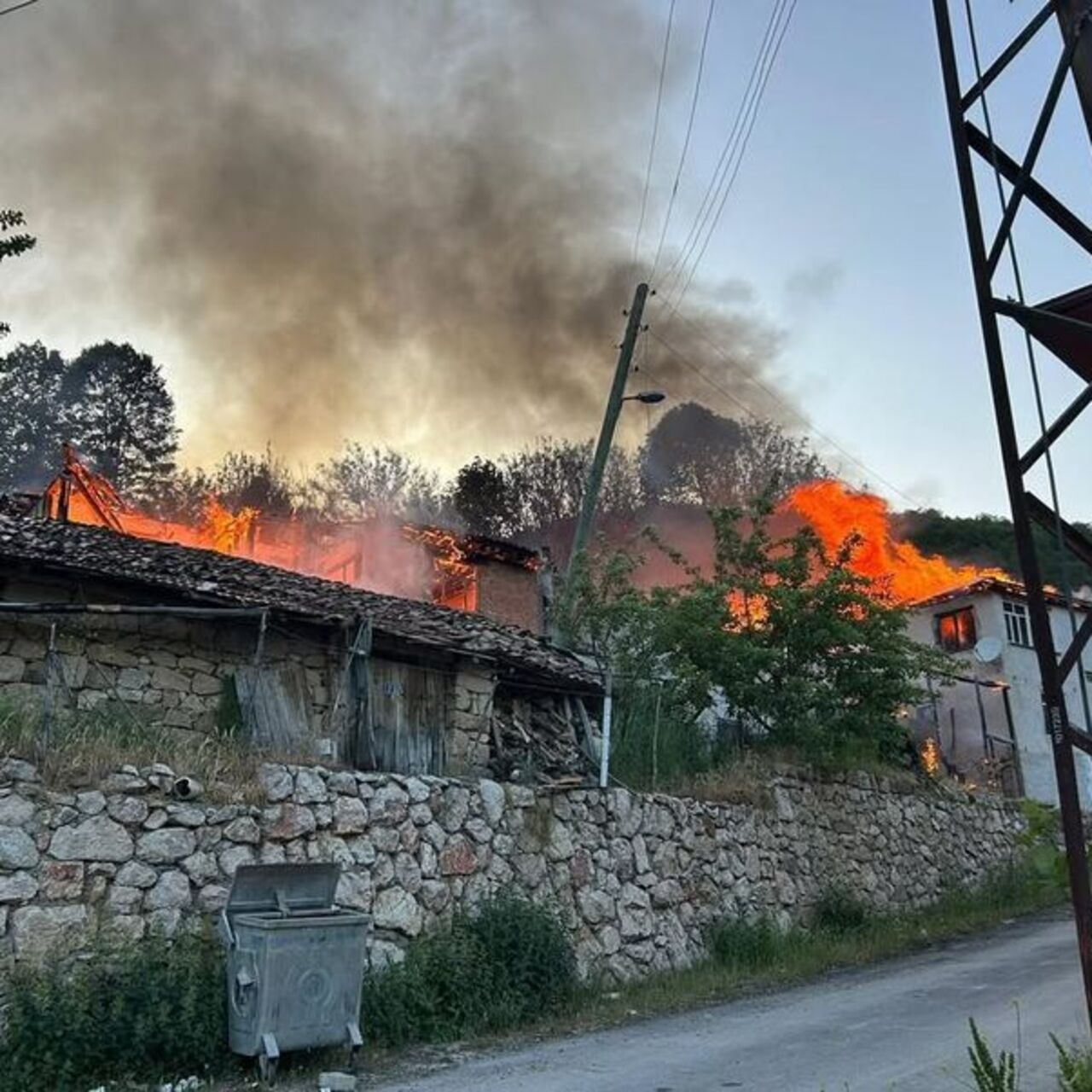 Amasya’da 4 ev yandı