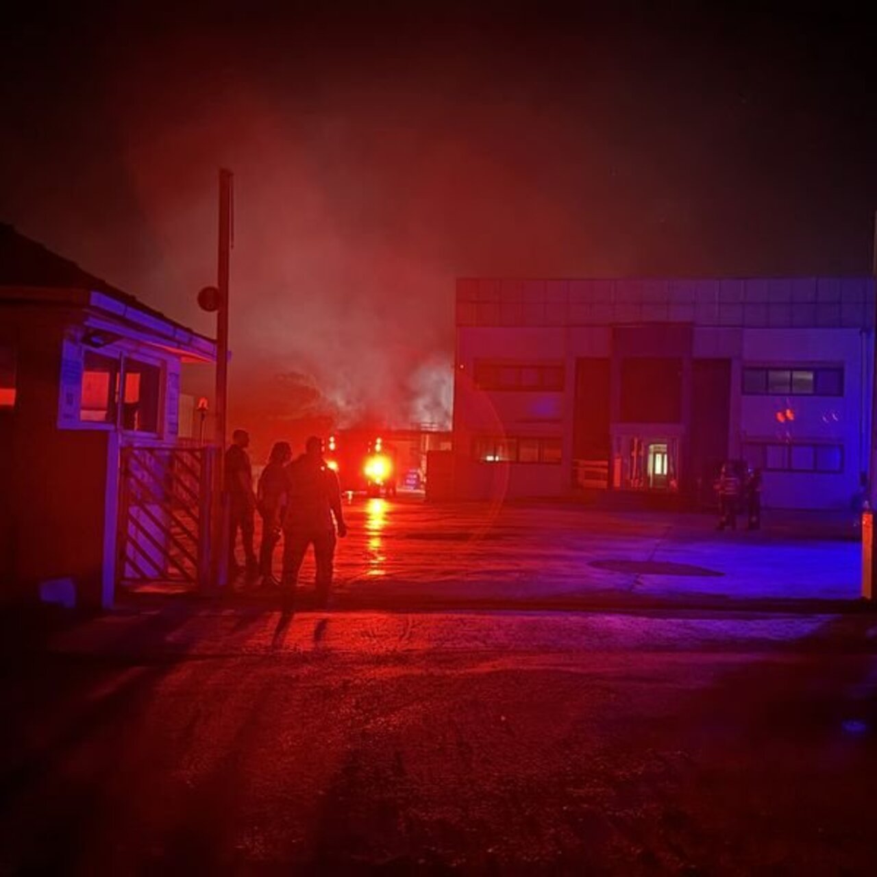 İzmir’de cam fabrikasında yangın