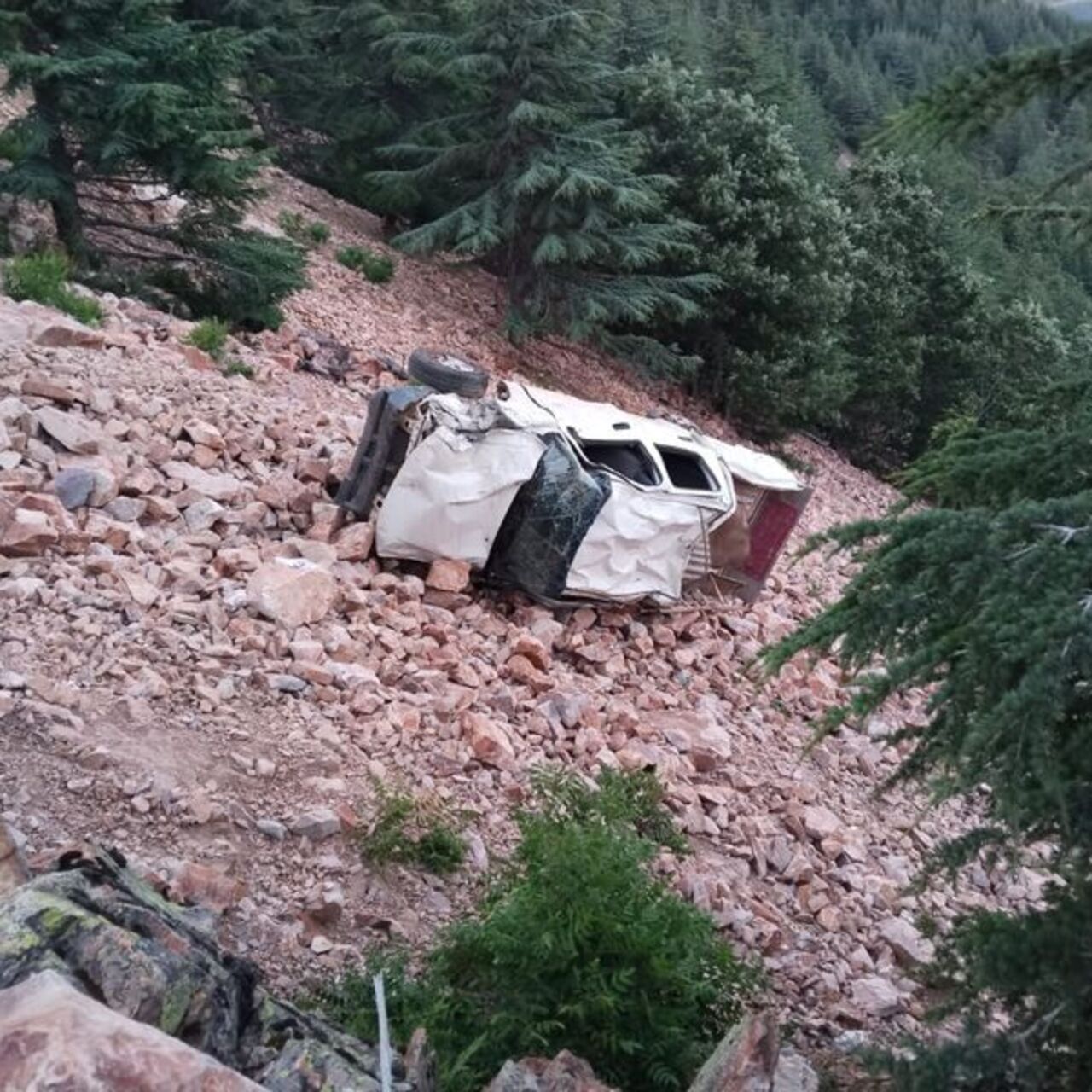Pikap uçuruma devrildi: Aynı aileden 3 ölü, 1 yaralı