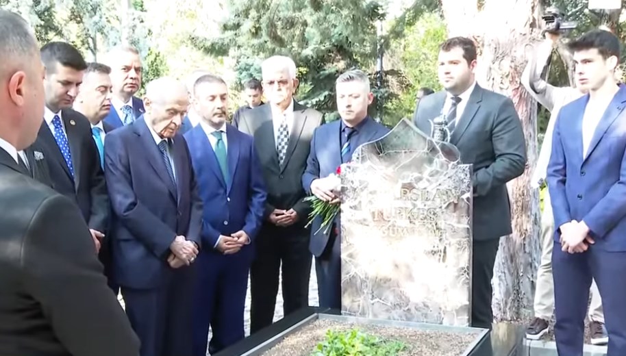 Bahçeli, Türkeş’in kabrinde